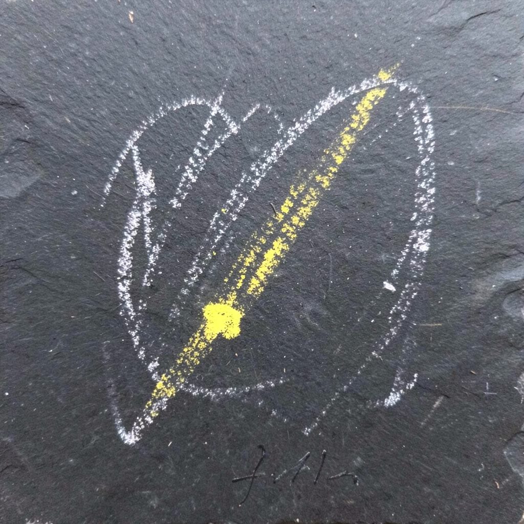 Dibujo a la tiza blanca y amarilla sobre una pizarra oscura con textura, formas suaves y atmósfera cálida